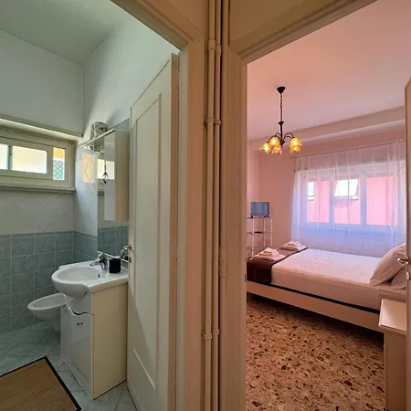 Vintage Comfort Steps From Vatican Apartment