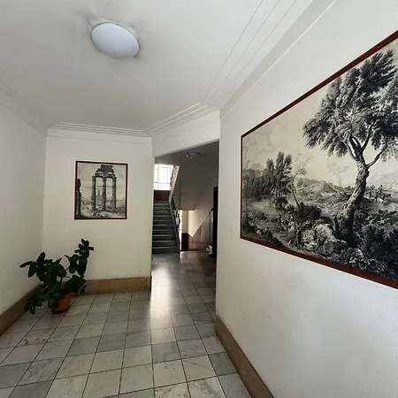Vintage Comfort Steps From Vatican Apartment
